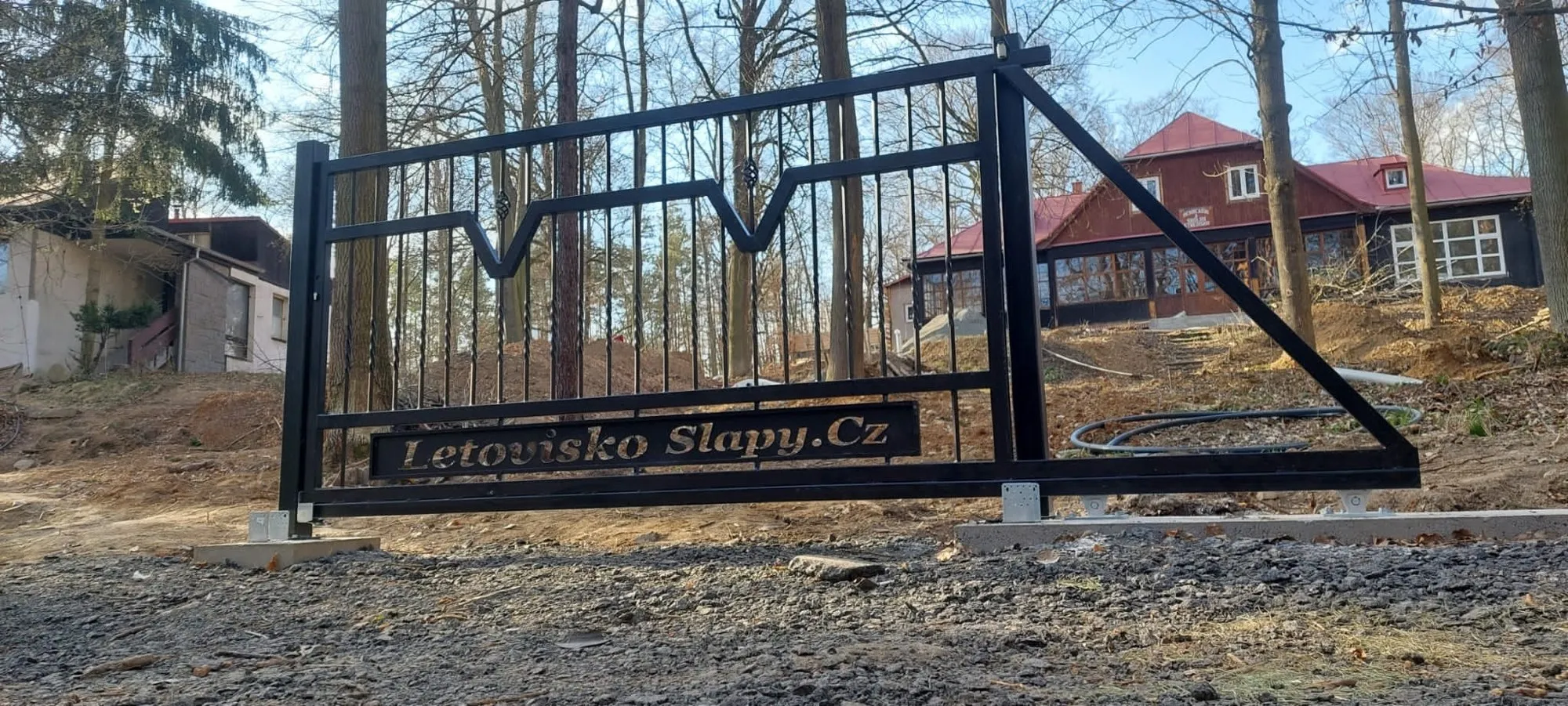 Kovová posuvná brána s vypalovaným nápisem Letovisko Slapy.cz