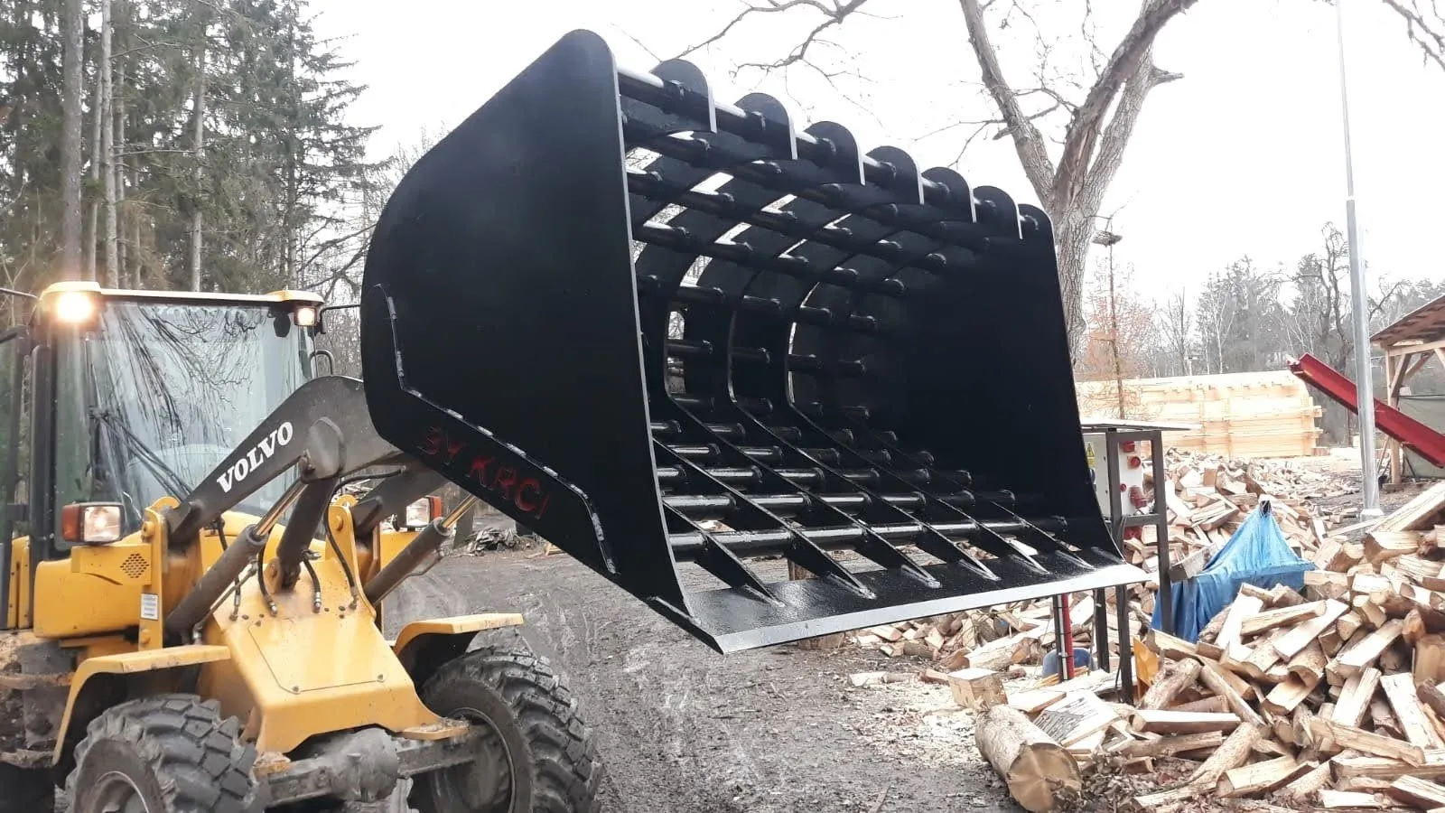 Třídicí roštová lopata nasazená na kolovém nakladači Volvo